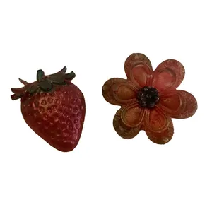 سنجاق سینه زنانه مدل گل و توت فرنگی مجموعه 2 عددی