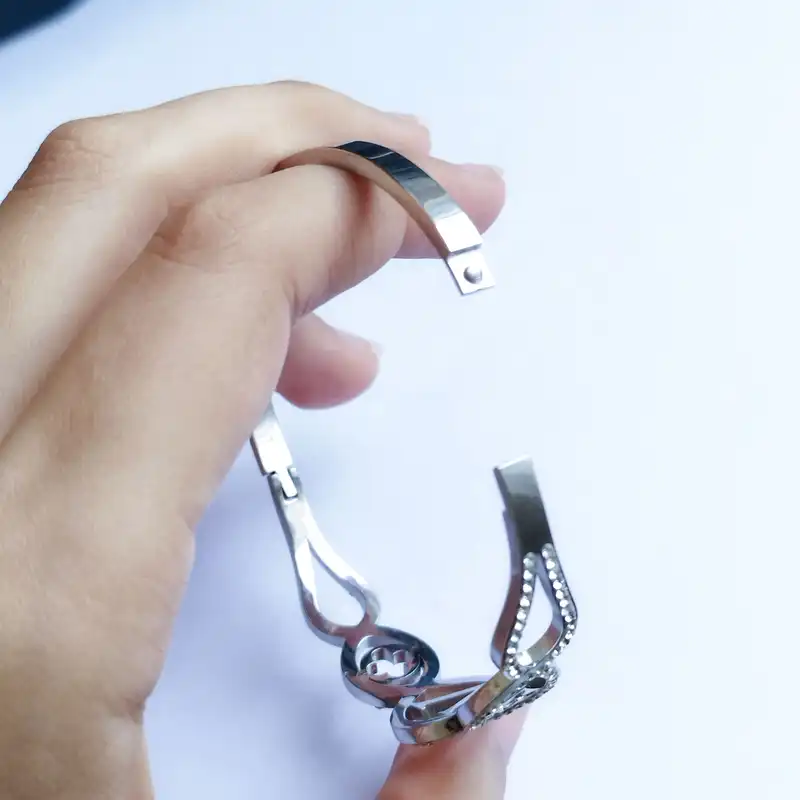 دستبند النگویی زنانه مدل نگین دار مدرن کد DB005