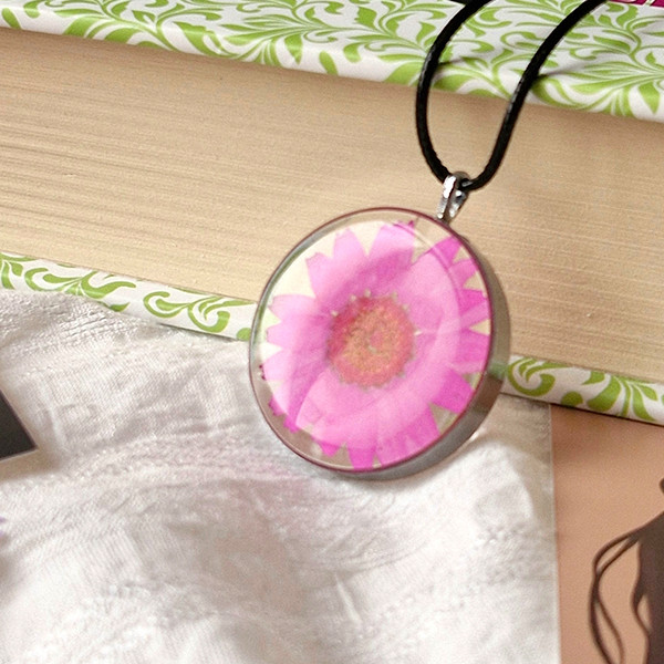 گردنبند دخترانه مدل رزینی طرح بابونه گردنبند دخترانه مدل رزینی طرح بابونه