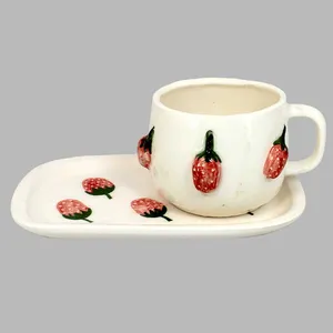 ماگ سرامیکی طرح توت فرنگی کد zir-01 به همراه بشقاب