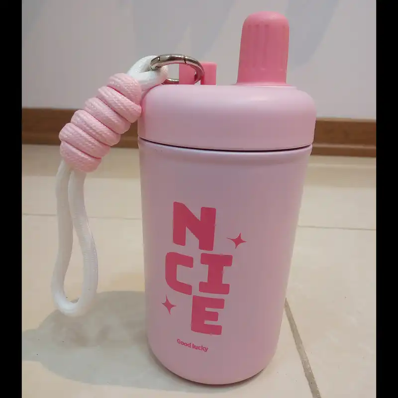 فلاسک کودک مدل نی دار طرح تکست کد 02 گنجایش 0.4 لیتر