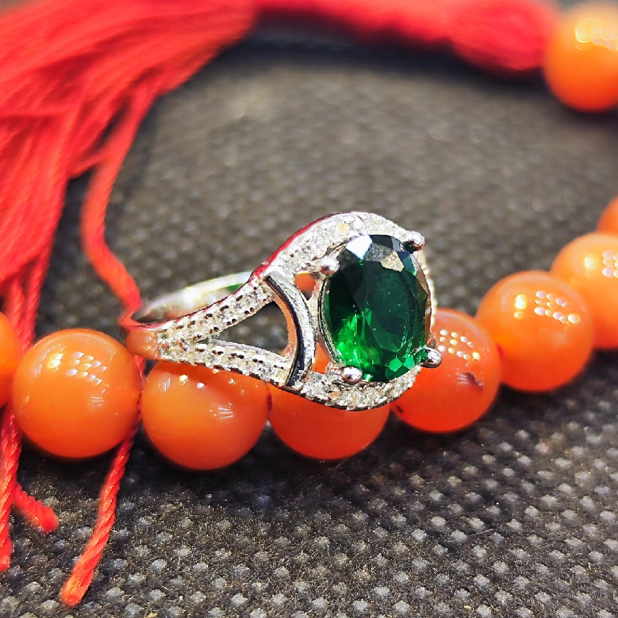 انگشتر نقره زنانه مدل سنگ زمرد کد 65 انگشتر نقره زنانه مدل سنگ زمرد کد 65