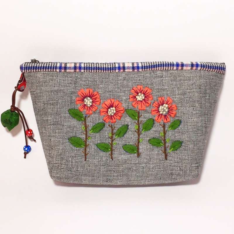 کیف لوازم آرایش زنانه مدل گل بهاری 4