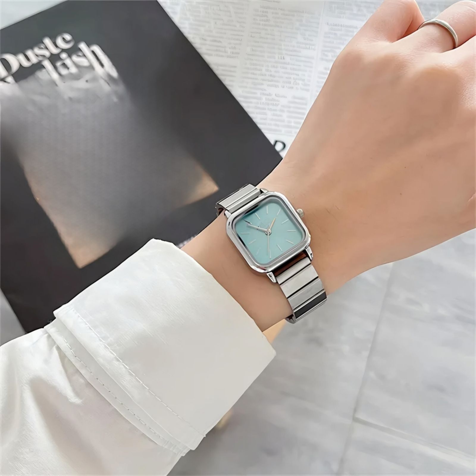 ساعت مچی عقربه ای زنانه مدل کلاسیک بند ریلی فلزی کد 2 -  - 6