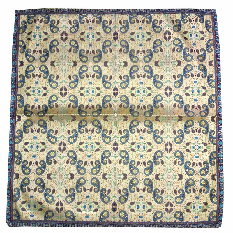 رومیزی ترمه ابریشمی کد 2022 سایز 100 × 100 سانتی متر