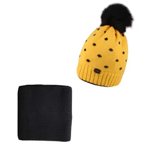 ست کلاه و شال گردن بافتنی بچگانه طرح خالدار مدل تک پوم KST-108