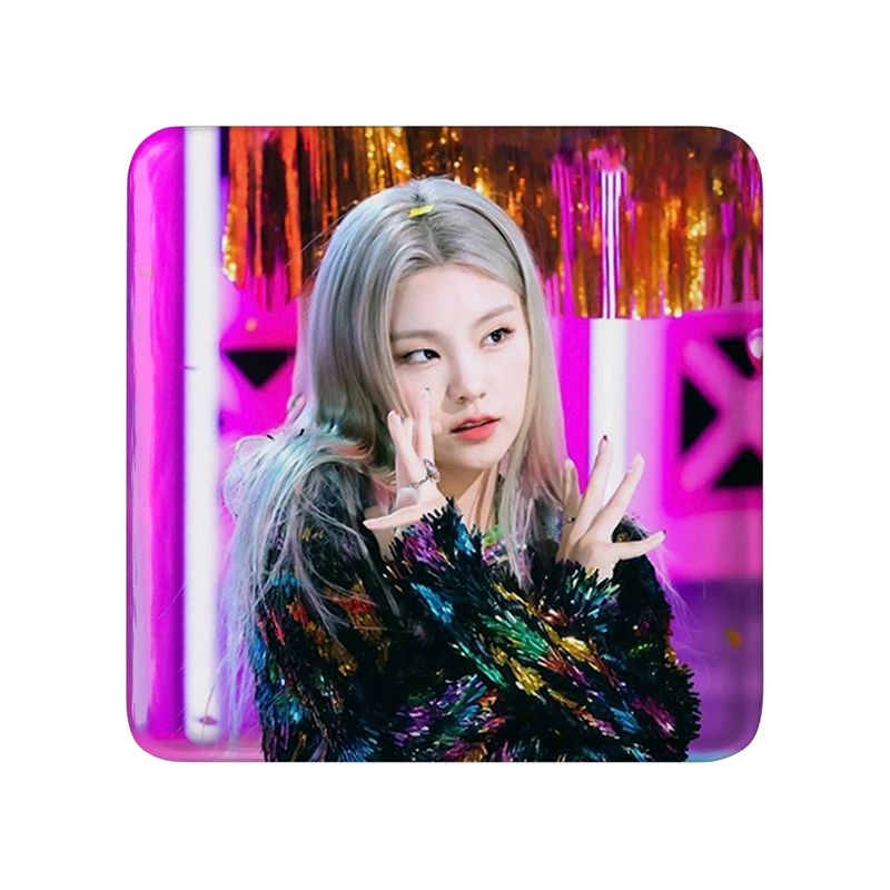 مگنت خندالو طرح یجی گروه ایتزی ITZY  مدل مربعی کد 20201