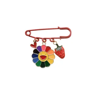 سنجاق سینه دخترانه دلنار گالری مدل گل و توت فرنگی و قلب 