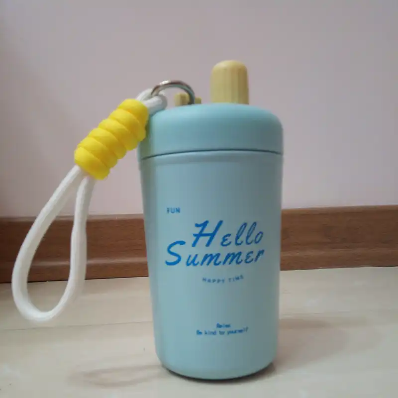 فلاسک کودک مدل نی دار طرح تکست کد 01 گنجایش 0.4 لیتر