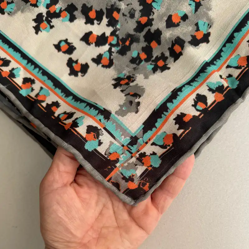 روسری زنانه مدل نخی ساده حاشیه ابر و بادی پلنگی چهار فصل دور دست دوز قواره بزرگ کد 1