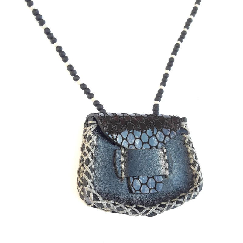 گردنبند زنانه آدلی مدل کیف چرم طبیعی هانیس مهره دار کد 1100