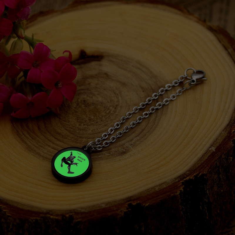 آویز ساعت زنانه ناکسیگو مدل شب تاب طرح مرد عنکبوتی کد AW7238