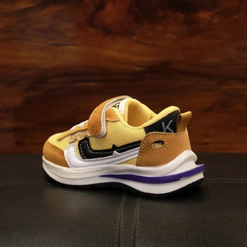 کفش مخصوص پیاده روی بچگانه مدل دو خط کد Ba44