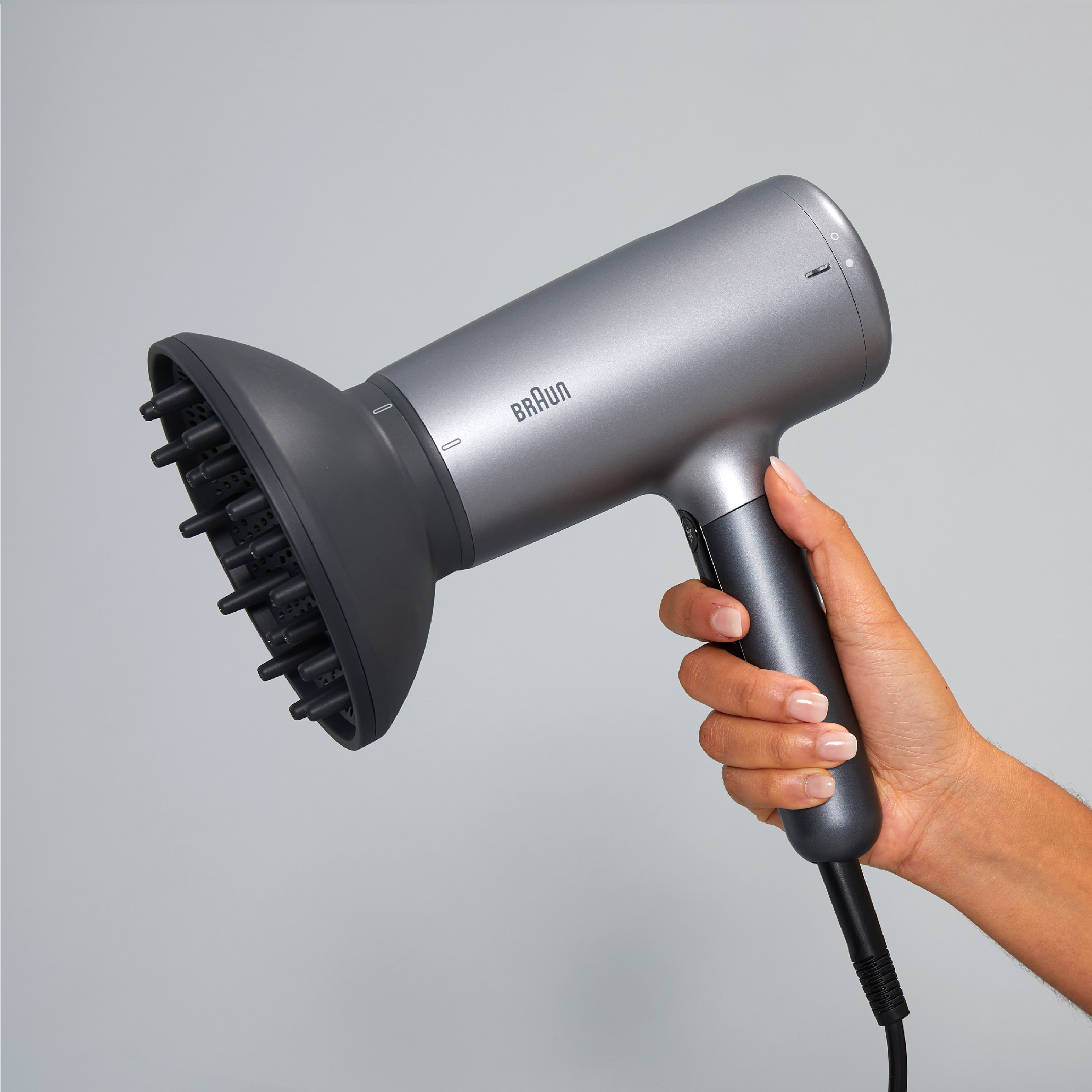 سشوار خانگی براون مدل HD435 با توان 2200 وات، فناوری سوپر آیونیک، تنظیم دما در سه حالت، تنظیم سرعت در دو حالت، دکمه باد سرد، همراه با متمرکزکننده و دیفیوزر سشوار خانگی براون مدل HD435 با توان 2200 وات، فناوری سوپر آیونیک، تنظیم دما در سه حالت، تنظیم سرعت در دو حالت، دکمه باد سرد، همراه با متمرکزکننده و دیفیوزر