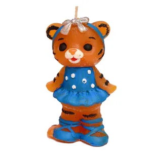 شمع دست ساز مدل ببر طرح دخترانه ایستاده