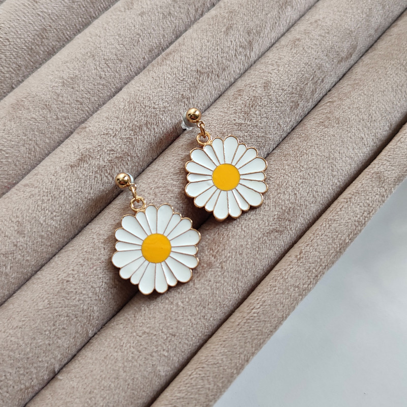 گوشواره زنانه مدل بابونه کد DA048 گوشواره زنانه مدل بابونه کد DA048