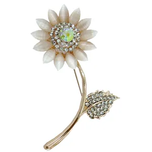 گل سینه زنانه طرح ملیکا کد 90004