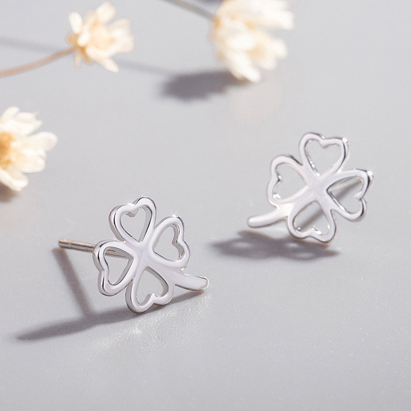 گوشواره نقره زنانه مدل شبدر چهاربرگ توخالی گوشواره نقره زنانه مدل شبدر چهاربرگ توخالی