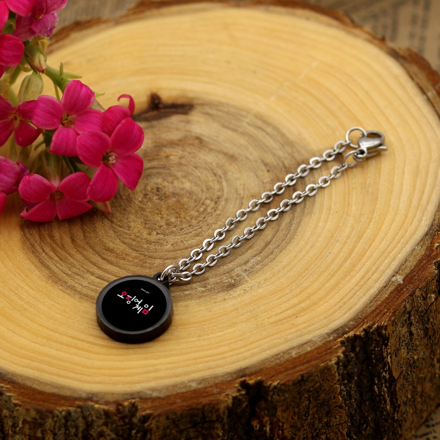 آویز ساعت زنانه ناکسیگو مدل شب تاب طرح اسکوئید گیم کد AW8783 -  - 2