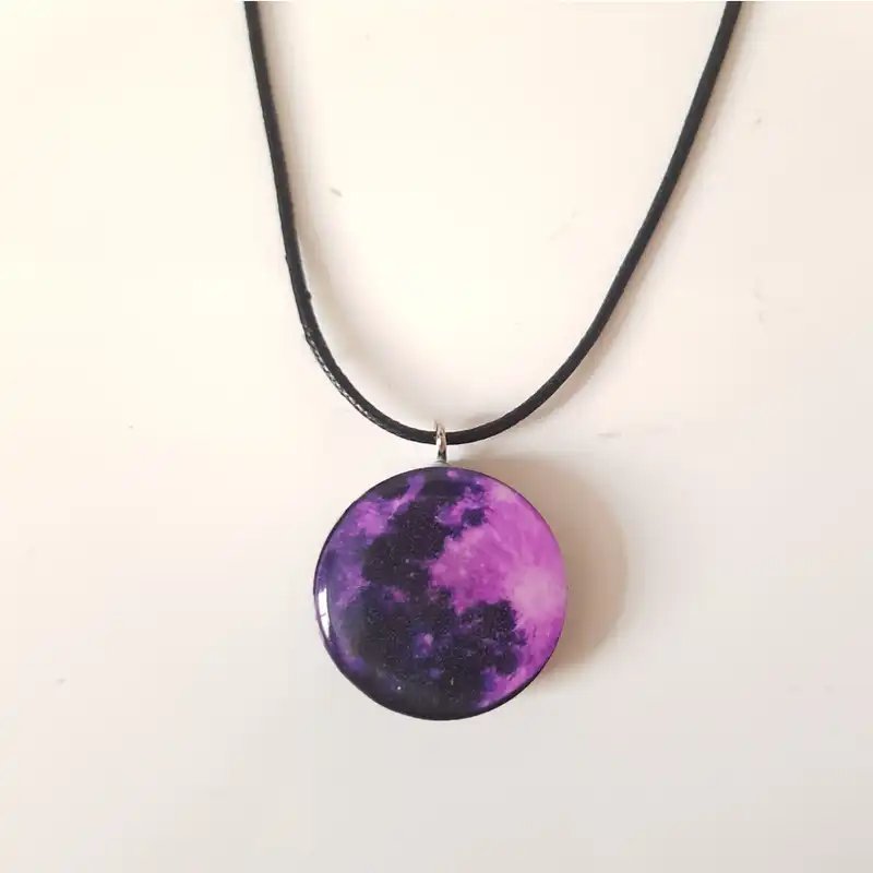 گردنبند مدل رزینی ماه شبتاب