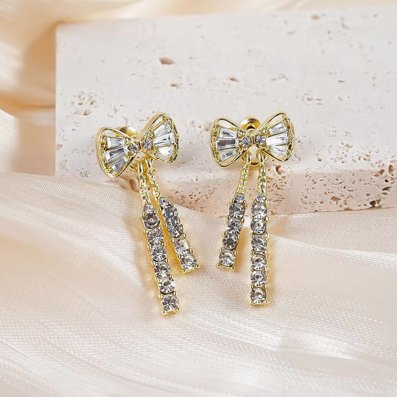 گوشواره میخی زنانه مدل پاپیون نگین دار