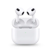 هدفون بلوتوثی اپل مدل AirPods 3 با نویز کنسلینگ میکروفون (ENC)، درگاه شارژ لایتنینگ، دارای سنسور تشخیص پوست و پشتیبانی از فرمان لمسی، مقاوم در برابر رطوبت و عرق