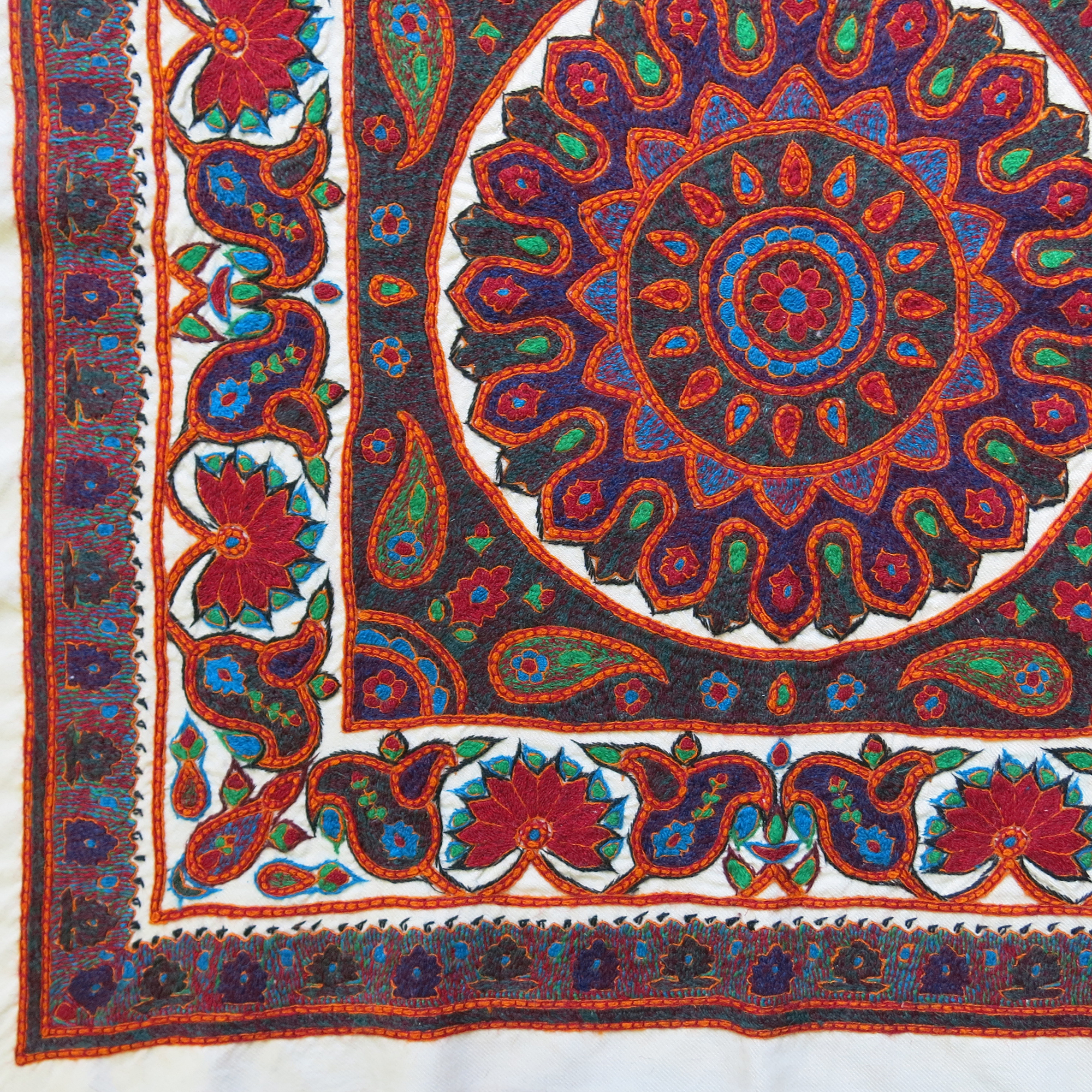 رومیزی سوزن دوزی طرح گل زنبق کد 104