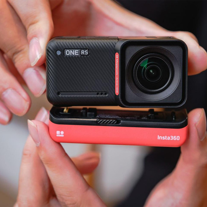 دوربین فیلم برداری ورزشی اینستا 360 مدل INSTA360 ONE RS TWIN EDITION  به همراه لوازم جانبی ضد آب غواصی