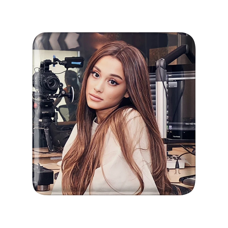 مگنت خندالو طرح آریانا گرانده Ariana Grande  مدل مربعی کد 19079