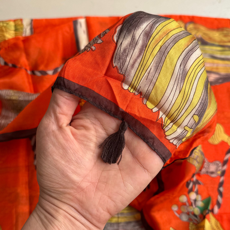 روسری زنانه مدل حریر ابرشیم طرح سنتی دور منگوله ای کد 5