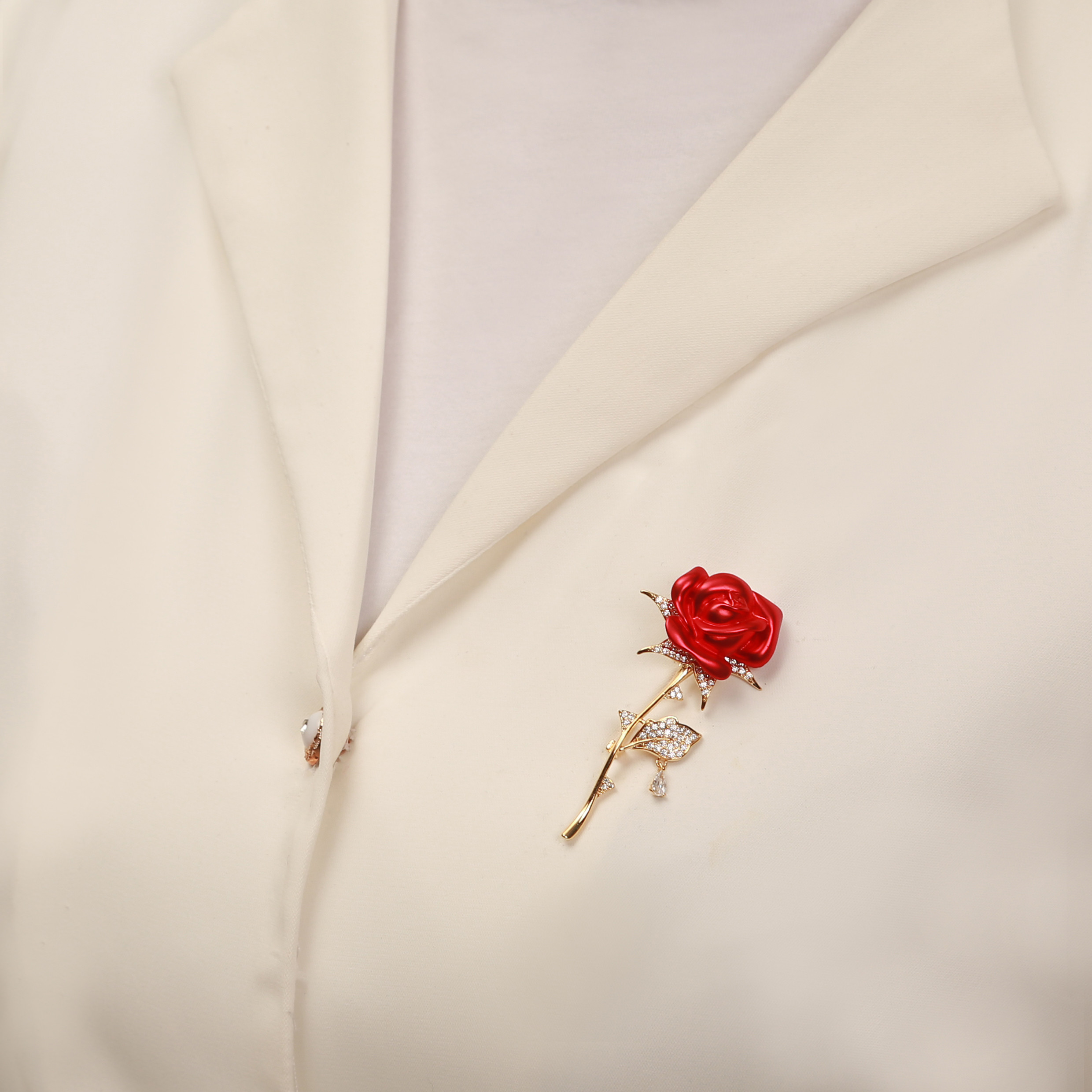 گل سینه زنانه مدل نگین دار طرح گل رز کد 112006114 گل سینه زنانه مدل نگین دار طرح گل رز کد 112006114