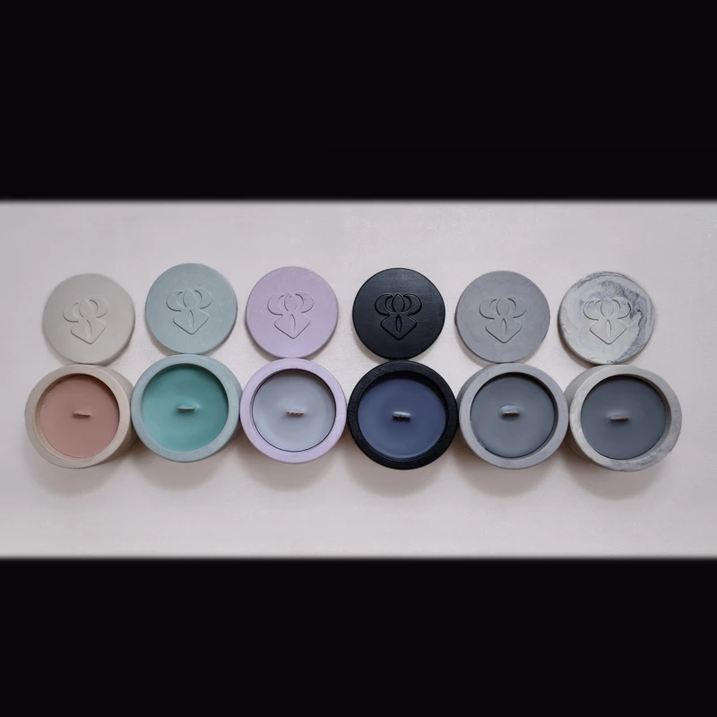 شمع دست‌ساز معطر مدل ساکورا بتنی با رایحه کاج زمان اتمام ۱۲ ساعت