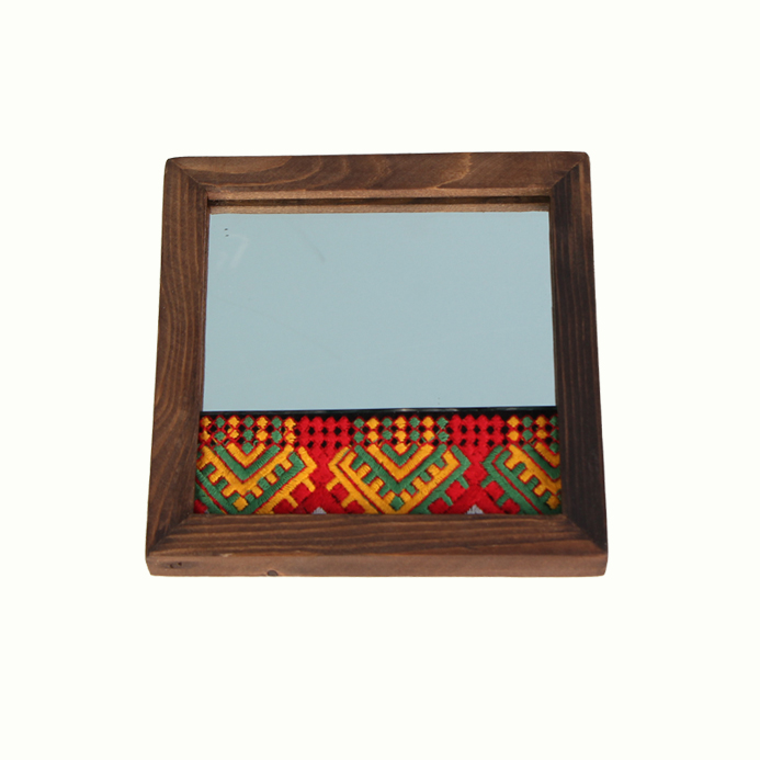 آینه با قاب چوبی و تزیین سوزن دوزی بلوچ آرانیک کد 1509700012