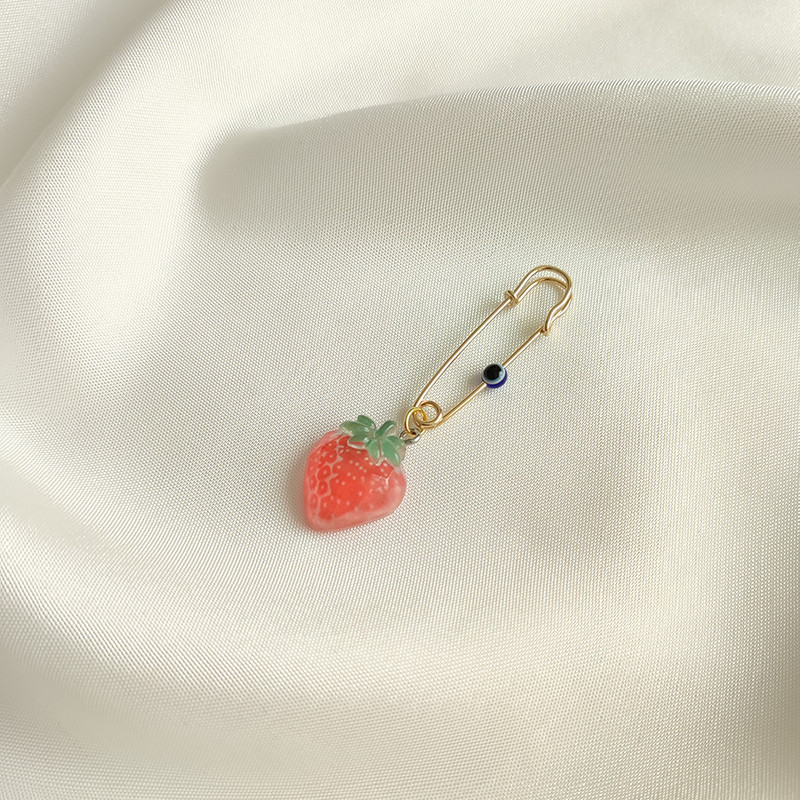 سنجاق سینه دخترانه لیمونار گالری مدل توت فرنگی سنجاق سینه دخترانه لیمونار گالری مدل توت فرنگی