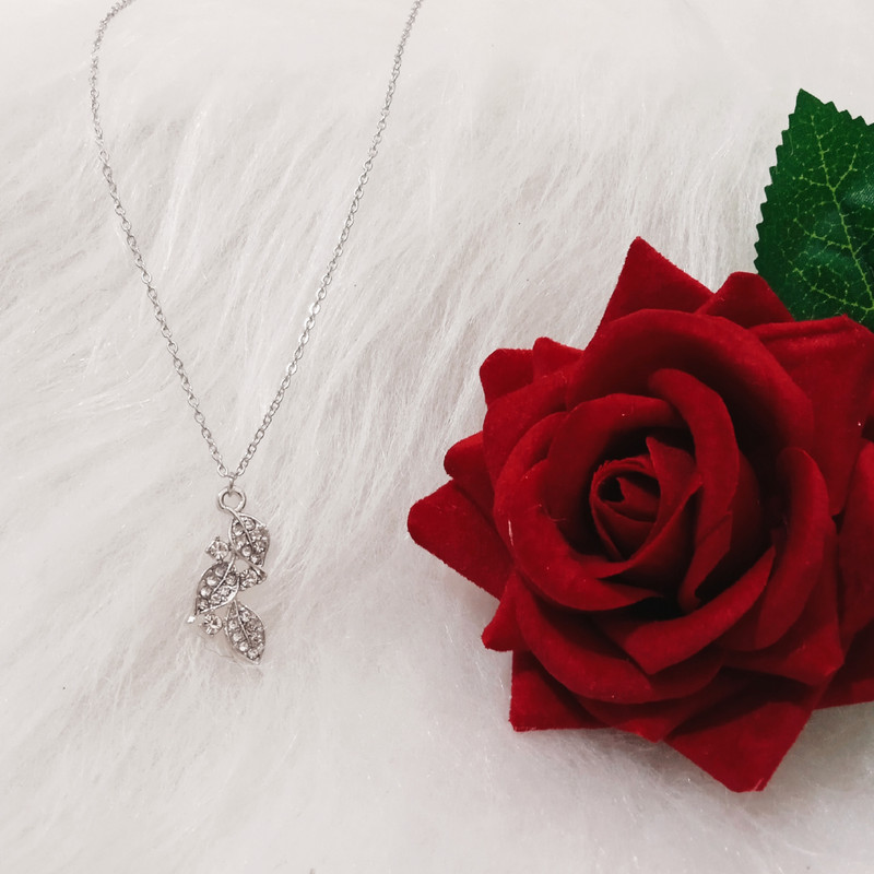 گردنبند دخترانه مدل گلبرگ کد 816