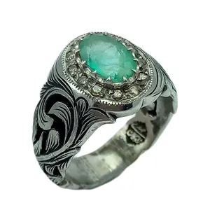 انگشتر نقره مردانه مدل قلم برجسته دستساز زمرد کد 1056