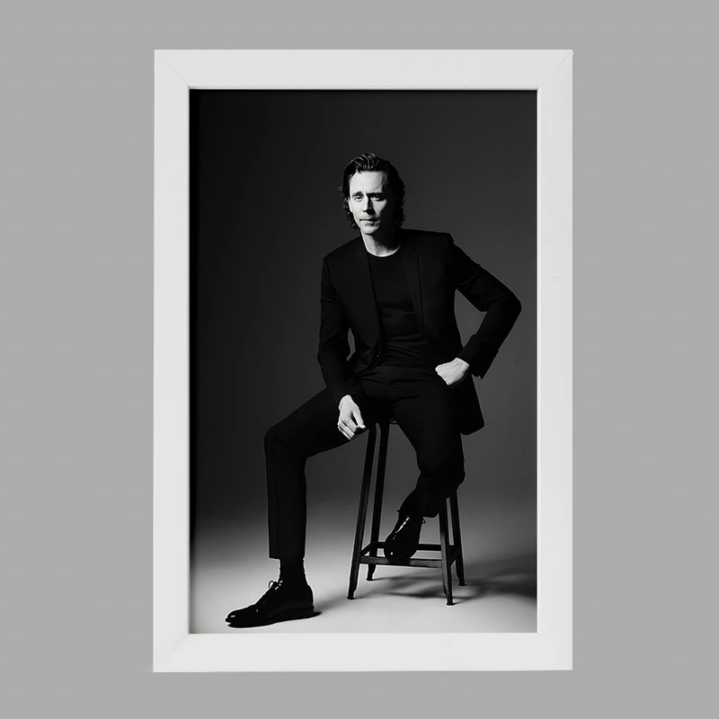 تابلو خندالو مدل تام هیدلستون (Tom Hiddleston) کد F7450