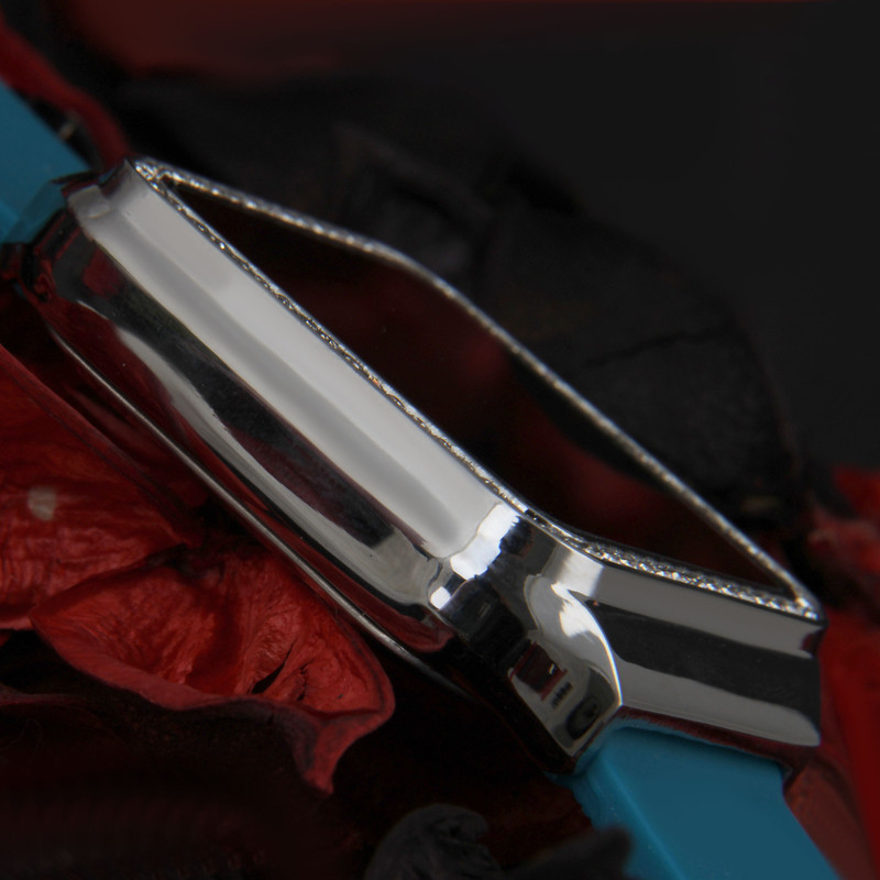 ساعت مچی دیجیتال زنانه مدل بند سیلیکونی نگین دار کد WHW_308