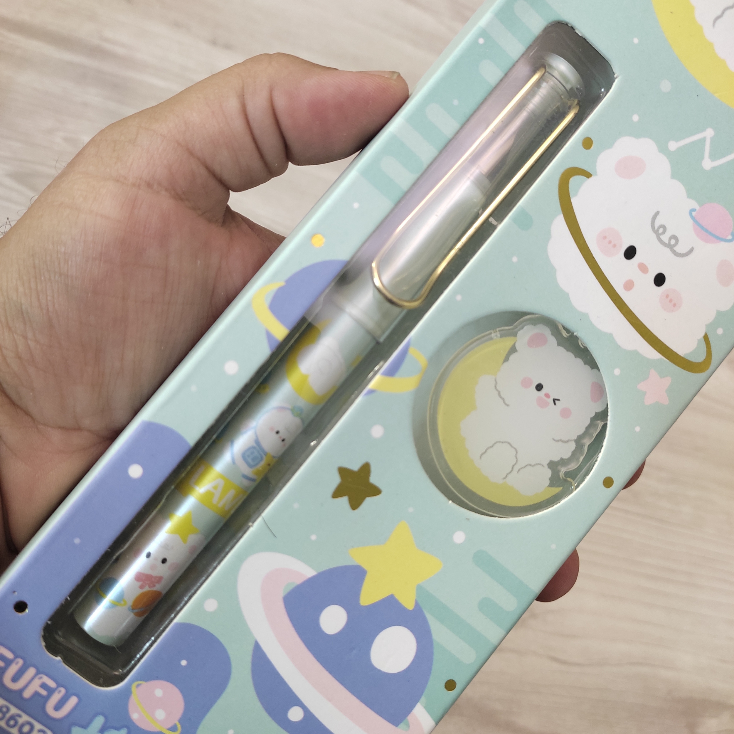 خودنویس مدل FuFu طرح خرس فضانورد به همراه جاکلیدی و جوهر یدک مجموعه 6 عددی