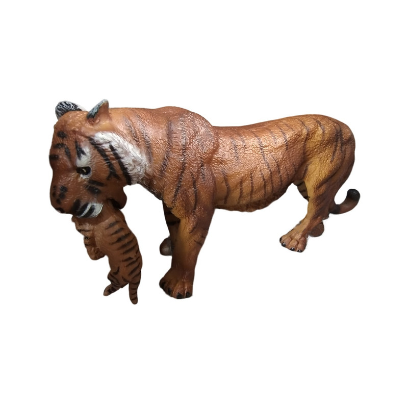 فیگور مدل ببر طرح حمل توله ببر