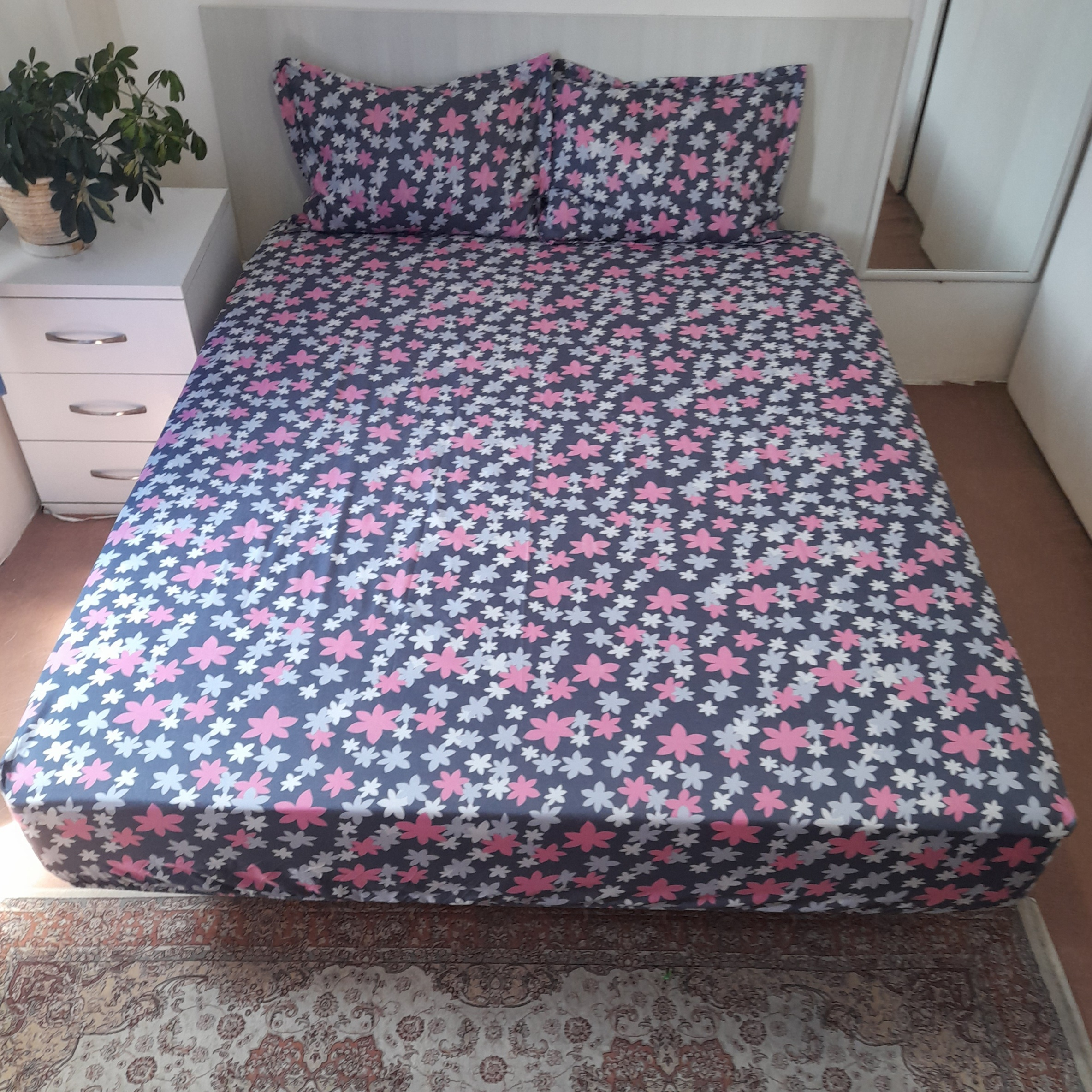 سرویس ملحفه مدل کشدار ni06007 طرح گلبارون کد 180 دو نفره سه تکه