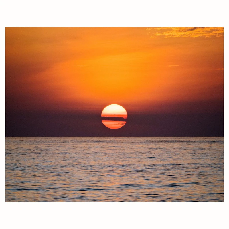 پوستر مدل  آفتاب زیر اقیانوس   
