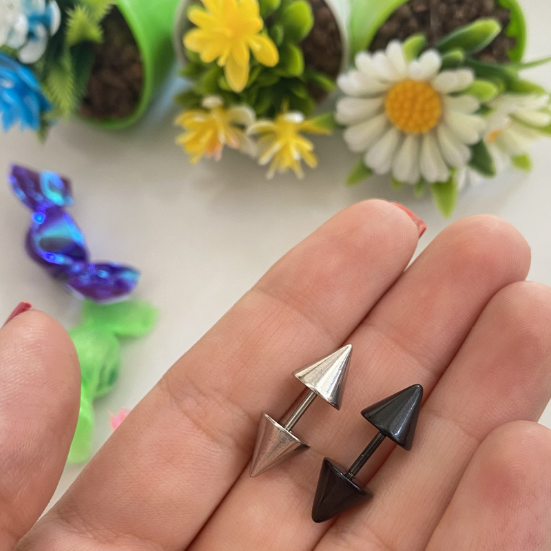 پیرسینگ گوش مدل مخروط مثلثی پیرسینگ گوش مدل مخروط مثلثی