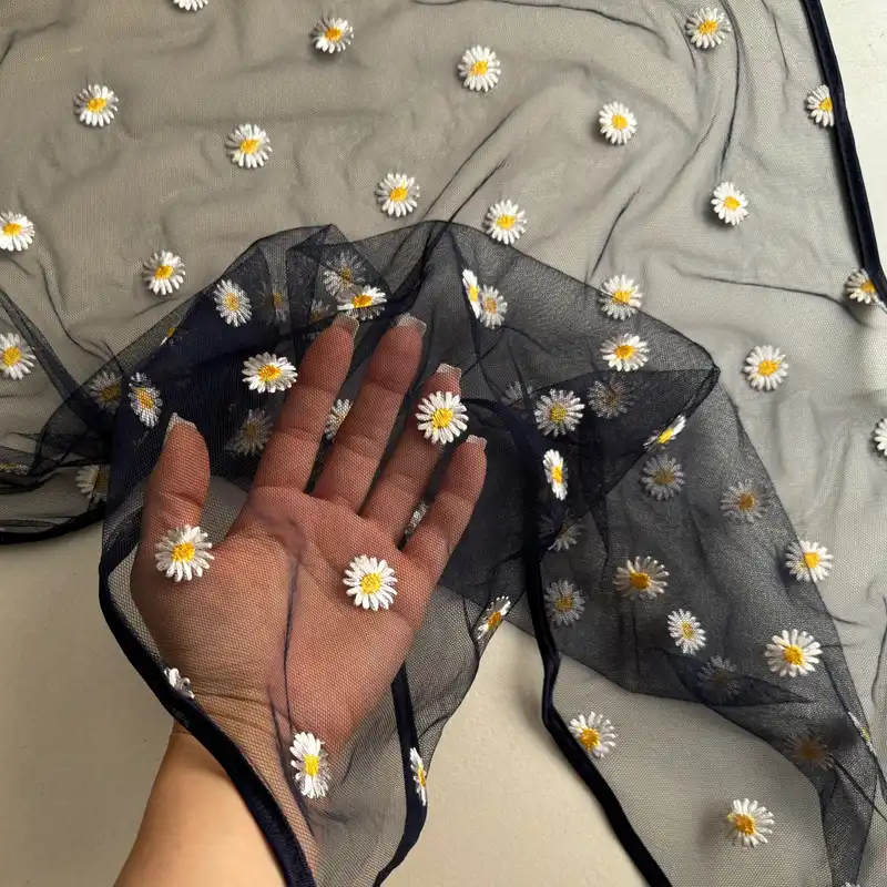 روسری زنانه مدل مینی اسکارف توری گل گلی بابونه ای قواره ۶۰ کد ۶