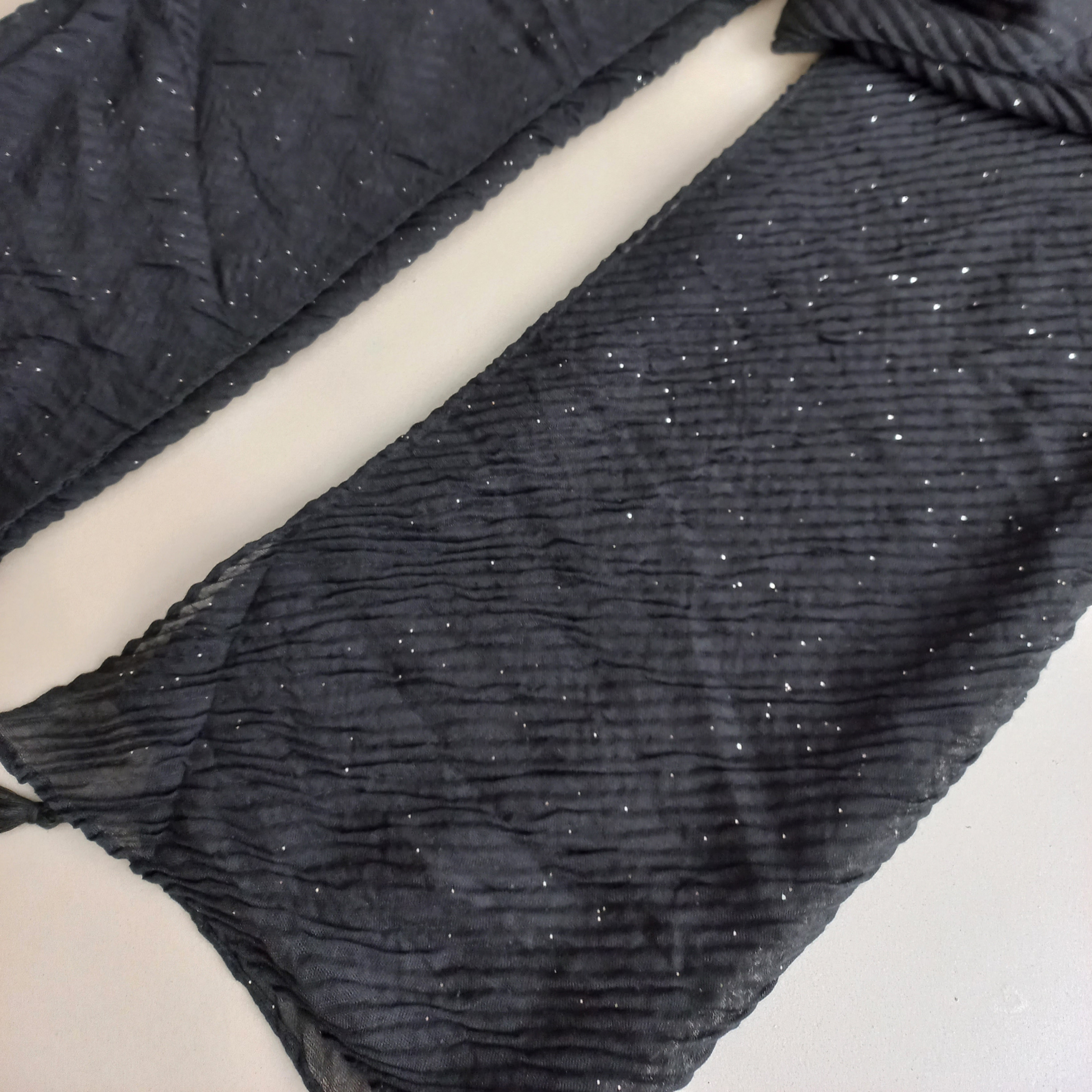 شال زنانه مدل پلیسه شاینی منگوله دار