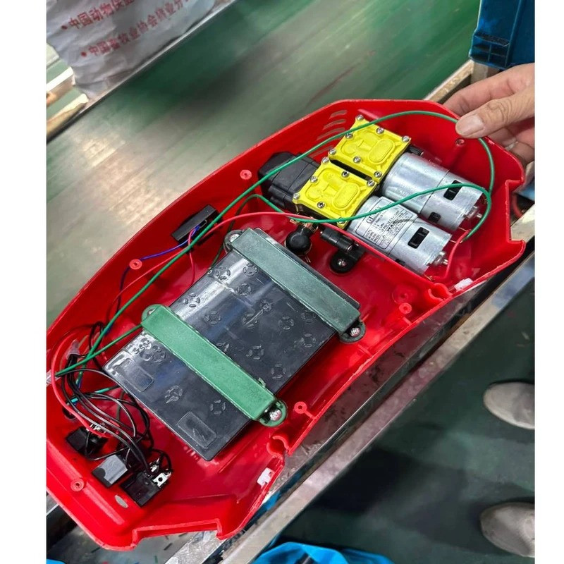 سمپاش شارژی دو موتور جنیکس پلاس مدل Gnx700 ظرفیت 20 لیتر سمپاش شارژی دو موتور جنیکس پلاس مدل Gnx700 ظرفیت 20 لیتر