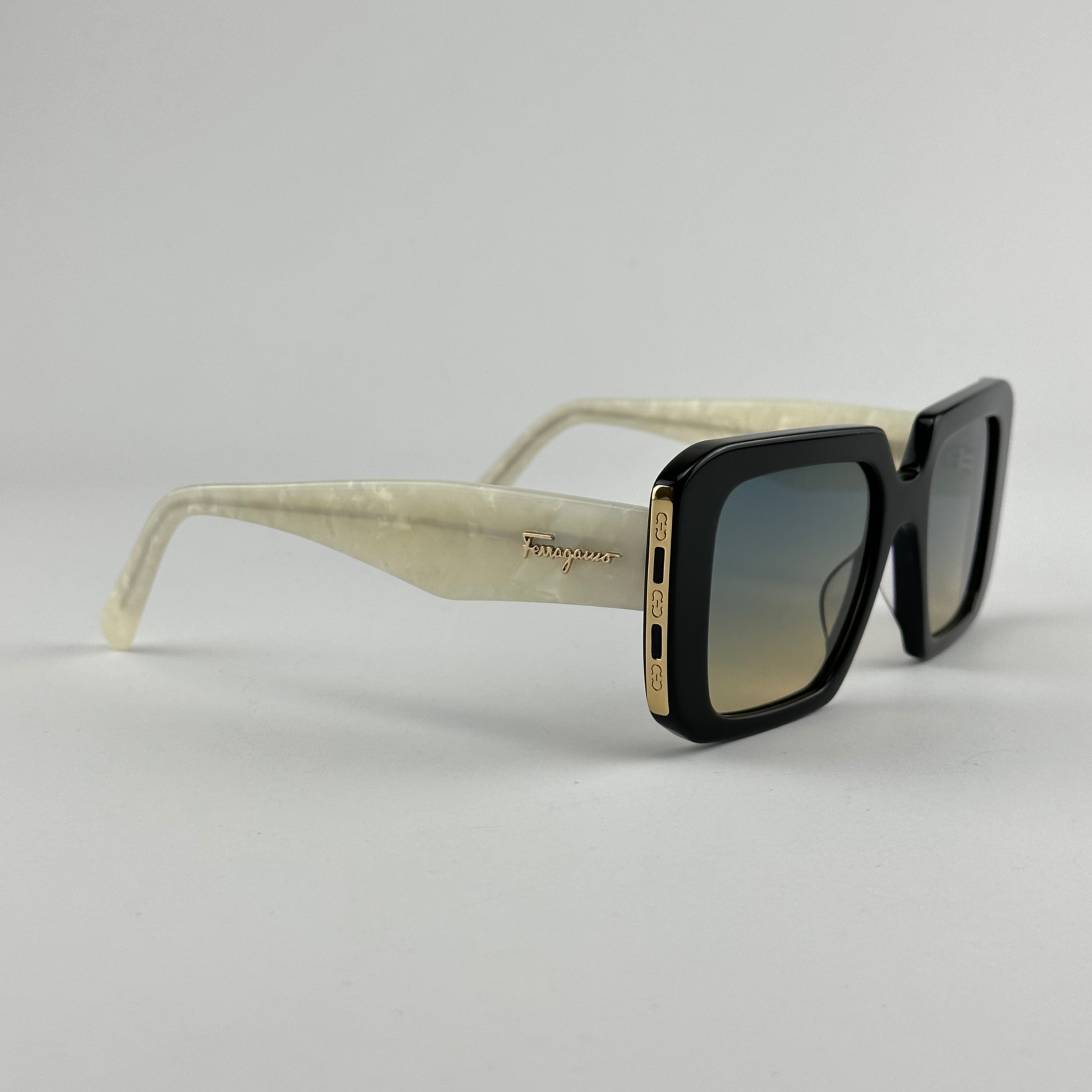 عینک آفتابی زنانه سالواتوره فراگامو مدل G1030 001 -  - 2