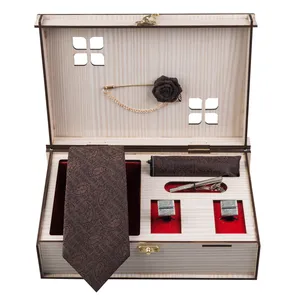 ست کادو کراوات و دستمال جیب و دکمه سردست و گل کت مردانه جیان فرانکو روسی مدل GF-PA923-BR-BX
