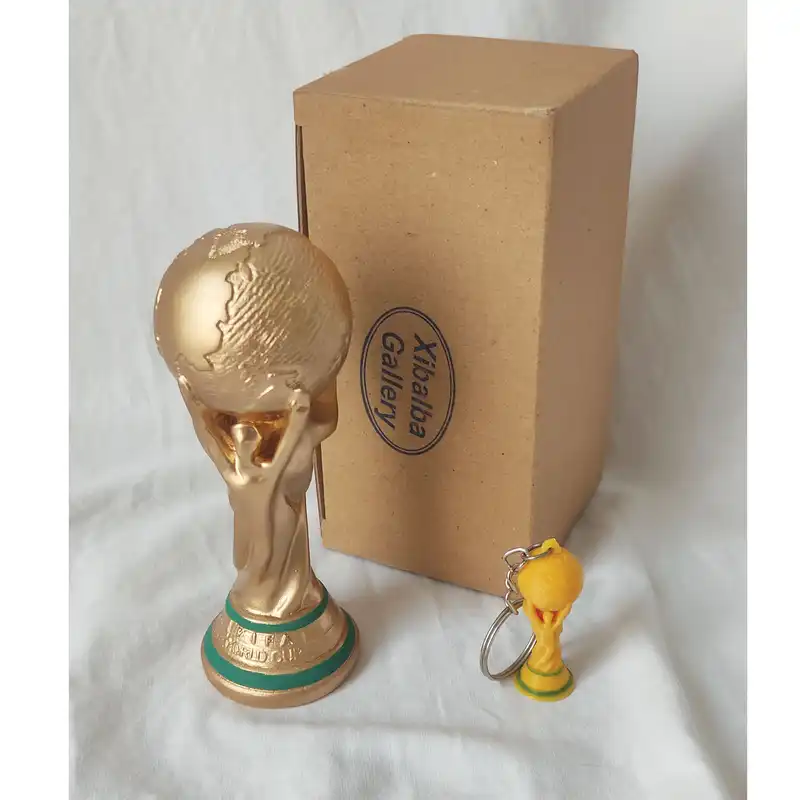 مجسمه مدل جام جهانی به همراه جاکلیدی