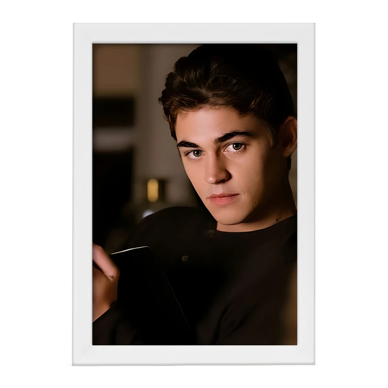 تابلو خندالو مدل هرو فاینز تیفین (Hero Fiennes Tiffin) کد F10255